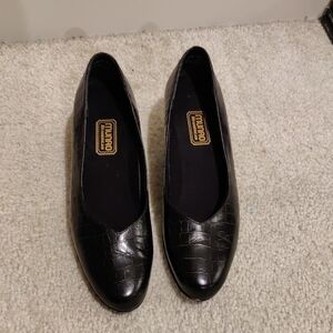 Munro American Print Embossed Leather Black Croc-Patterned Loafers